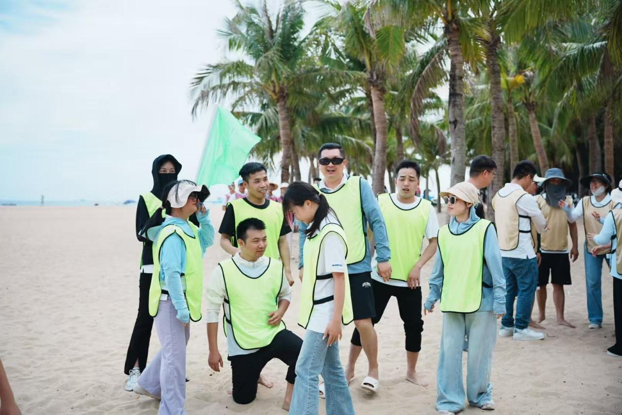 Os membros da equipe GUDGA se reúnem para um evento de formação de equipes à beira-mar